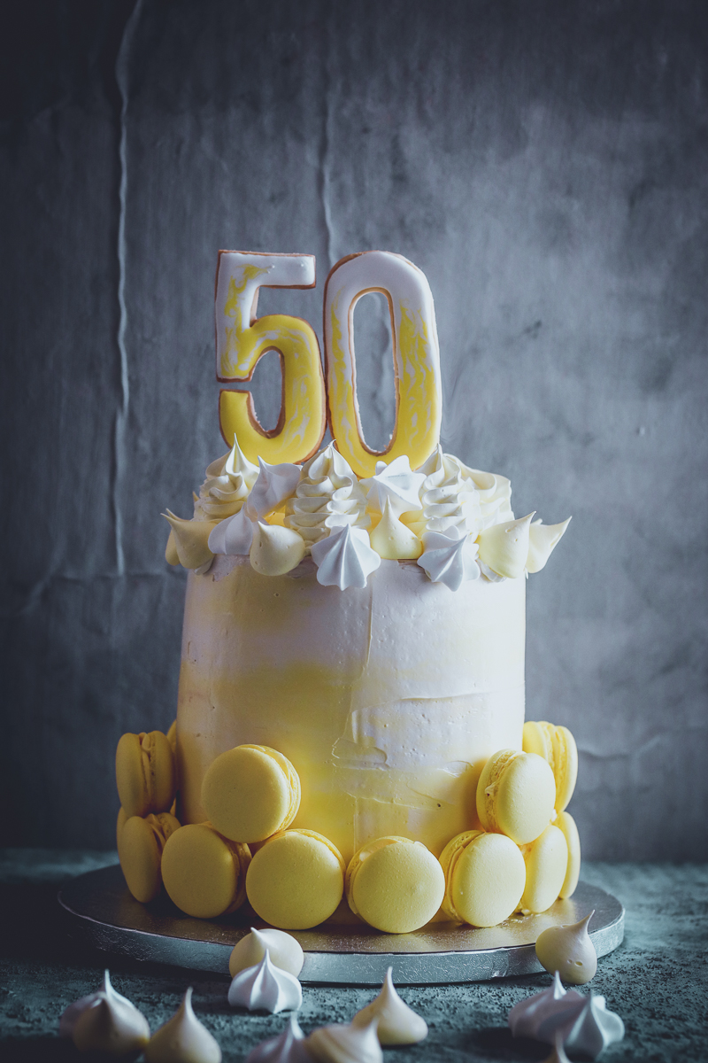 TARTA DE CUMPLEAÑOS AMARILLA