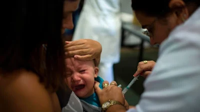 Nesta foto de arquivo de 17 de março de 2017, um agente de saúde vacina um bebê contra a febre amarela em um hospital de campanha em Casimiro de Abreu, Brasil. O Ministério da Saúde do Brasil disse na quinta-feira, 12 de abril de 2018, que sua campanha de vacinação contra febre amarela está significativamente abaixo de sua meta e que 10 milhões de pessoas ainda precisam ser vacinadas. (AP Foto / Leo Correa)