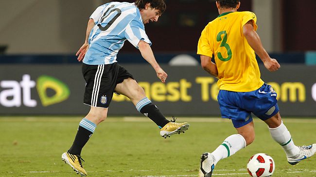 lionel messi argentina 2011. Messi and Ronaldino Hugs after
