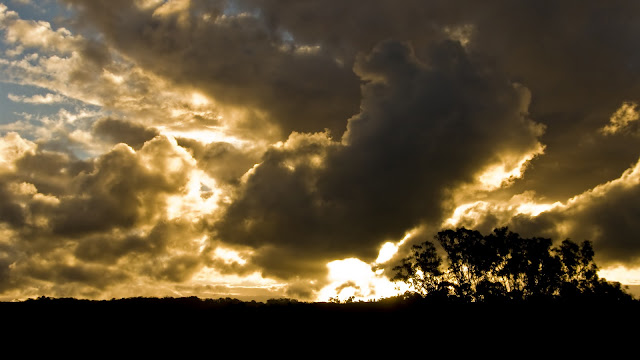 sky full of clouds and sun shine