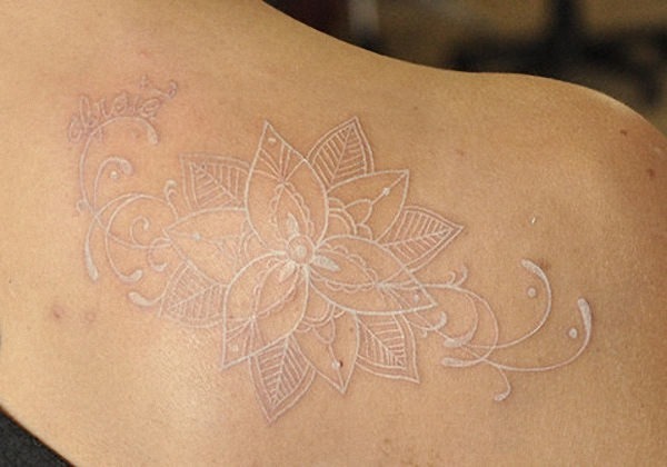 flor_aberta_na_parte_de_trs_do_ombro