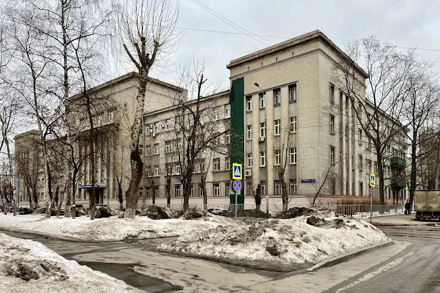 3-я Кабельная улица, микрорайон Дангауэровка, Московский финансово-юридический университет – бывшая школа НКВД (здание построено в 1937 году)