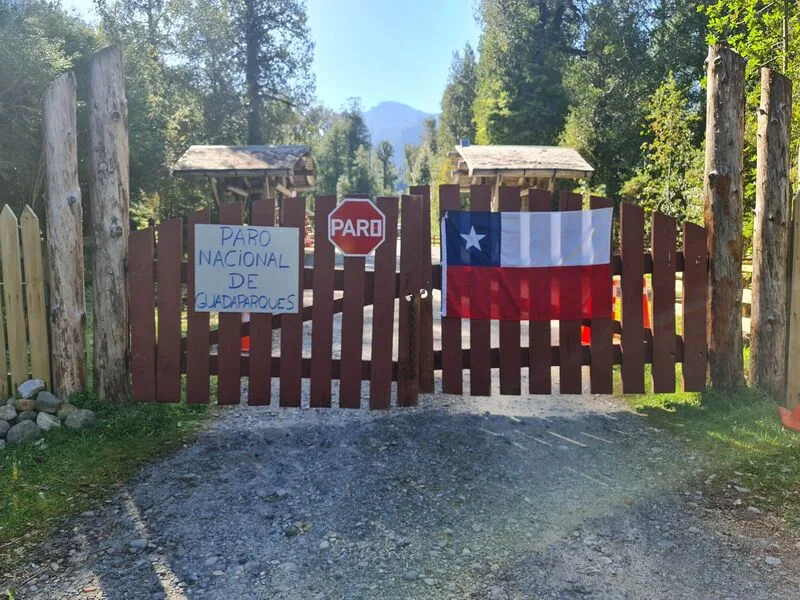 Guardaparques realizan paro nacional debido a pésimas condiciones laborales y reducción del presupuesto que busca proteger hectáreas en Chile