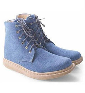Model sepatu booties menjadi pilihan wanita untuk kuliah
