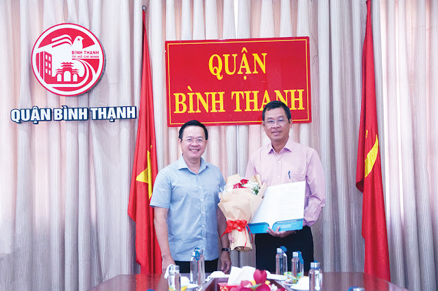 Đồng chí Đinh Khắc Huy (trái) trao quyết định điều động,  bổ nhiệm cho đồng chí Trần Đăng Khoa. (Ảnh: AH)
