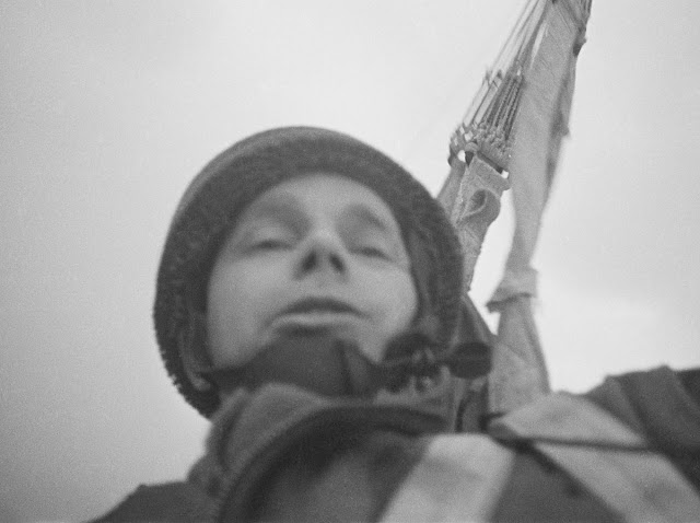 Οι selfies ενός αλεξιπτωτιστή από το 1944