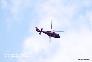 空を飛ぶヘリコプターの写真
