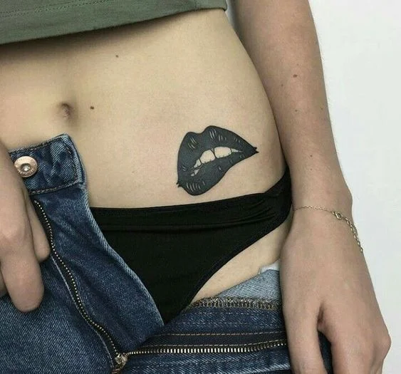 Imagen de tatuaje de labios sensuales en la cadera