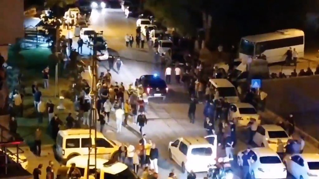 عقاب جماعي للاجئين السوريين في أنقرة...وأتراك يردون