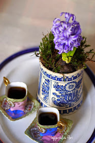ceramica corund cu floare si cesti de cafea chinezesti