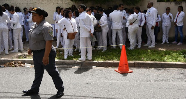Médicos y trabajadores del sector hacen vigilia ante Servicio Nacional de Salud