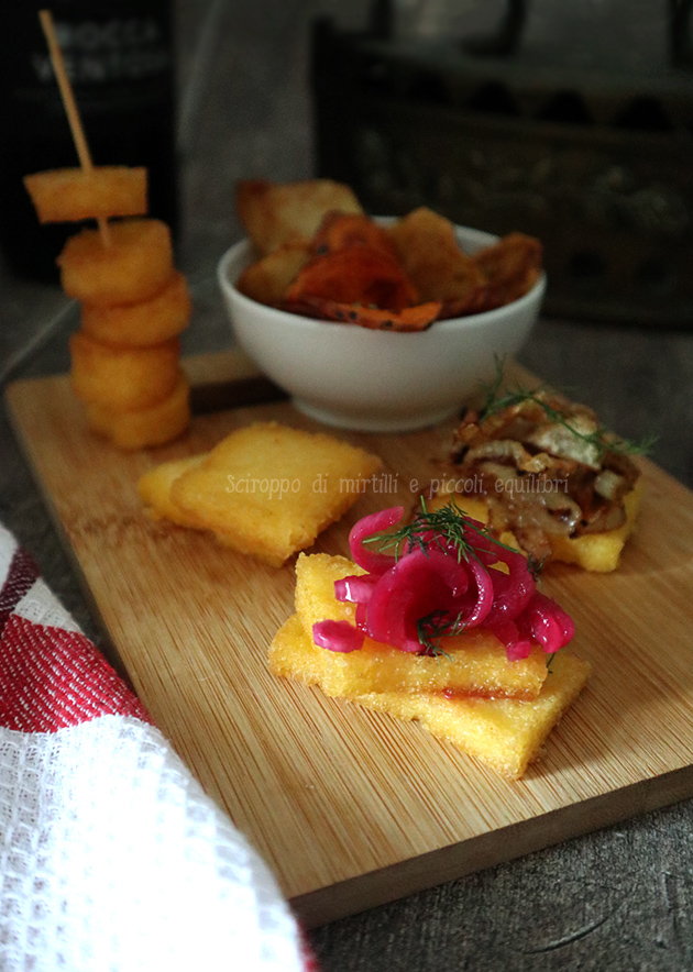 Polenta fritta con cipolle sott’aceto e cipolle fritte, chips di patate e batata arancione al rosmarino