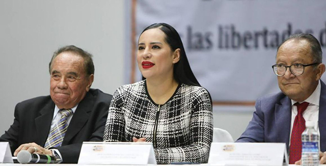 Alcaldesa de Cuauhtémoc exhorta a periodistas a "seguir alzando la voz"