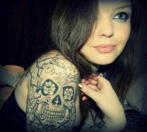 TATUAJES DE CALAVERAS EN EL HOMBRO PARA MUJERES