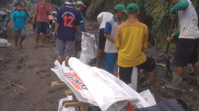 Kepala Sungai Bergotong Royong Bersama Warganya Menambal Benteng Sungai Kapal Keruk Yang Jebol.