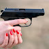 Projeto autoriza porte de arma por mulher sob medida protetiva e tem apoio popular.
