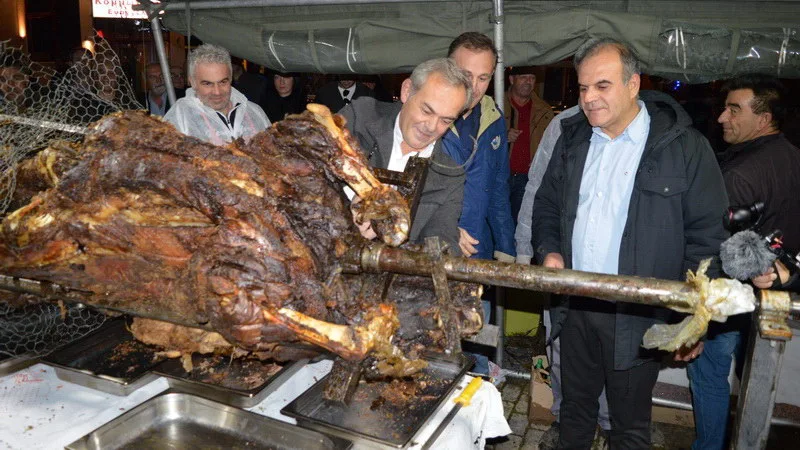 Στις Φέρες Έβρου σούβλισαν και φέτος το μόσχο το σιτευτό