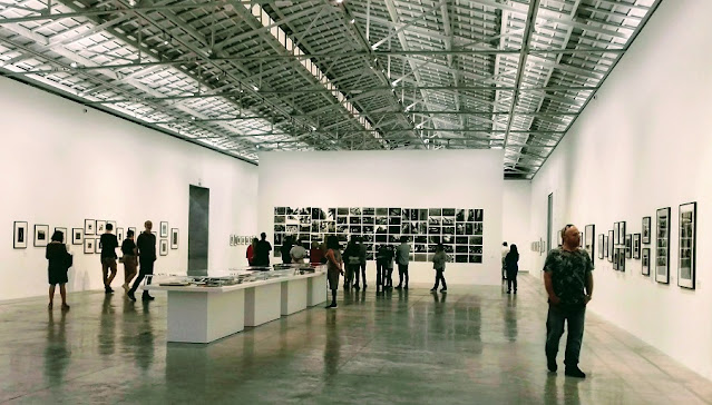 Vista de la exposición “La mirada de las cosas. Fotografía japonesa en torno a Provoke” en Bombas Gens. Centre d’Art. Foto: arte de cercanías