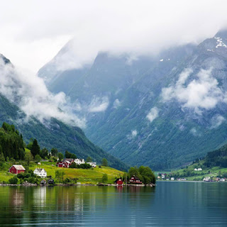 Norveç'te deniz kıyısında ve dağların arasında yeşillikler içinde muhteşem bir köy