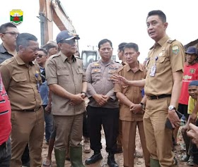 PJ Bupati Muaro Jambi turun langsung melihat jalan rusak di Desa Bakung