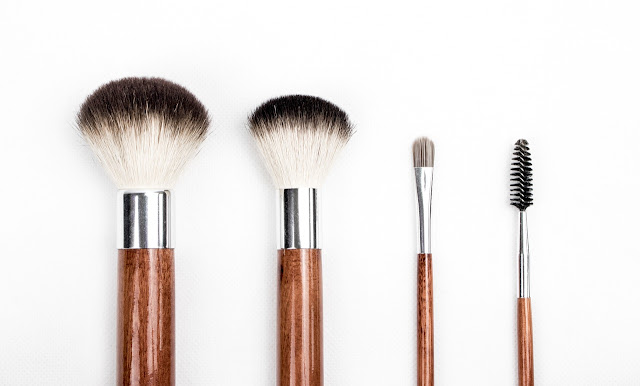 beauty essentials you need in your travel bag brushes