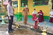 Bhabinkamtibmas Polsek Marioriawa Polres Soppeng Sambangi Sekolah yang Melaksanakan Pembelajaran Tatap Muka di Tengah Pandemi Covid -19 di Wilayah Binaannya