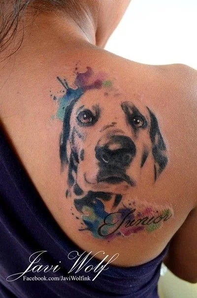 Tatuaje un dálmata en Acuarela junto al hombro de una joven