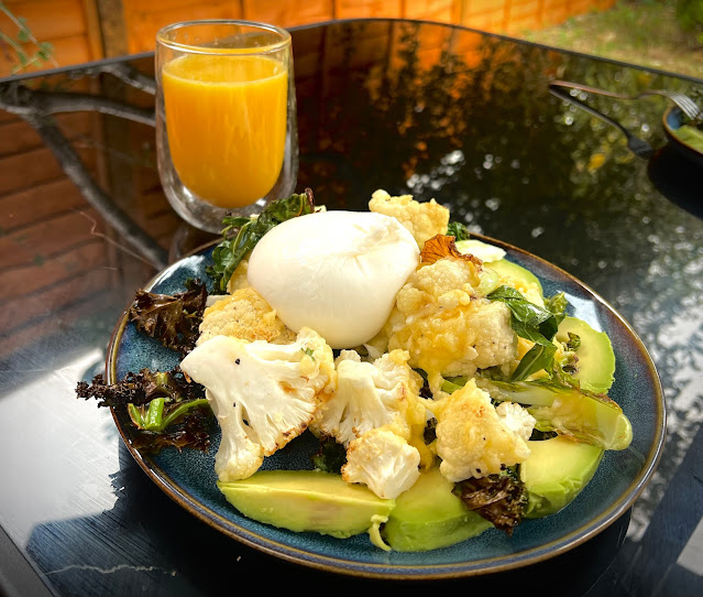 Keto śniadanie pieczony kalafior z serem, avocado i burratą