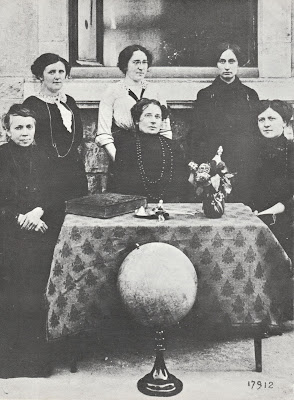 Conseil des maîtresses, école de filles de Chagny, vers 1890. On notera la présence du registre du Conseil posé sur la table (collection musée)