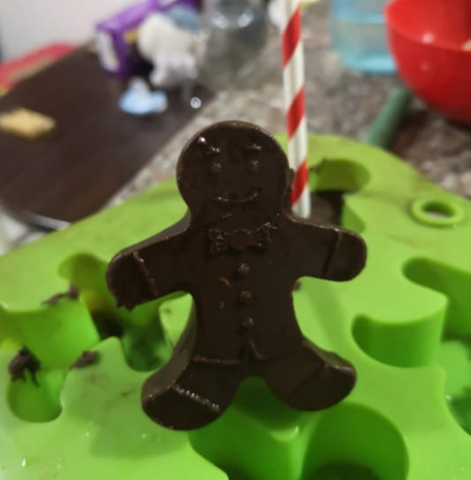 Chocolate caliente navideño en forma de muñequitos de jengibre