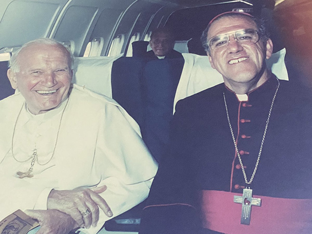 Esta era una de las fotografías más queridas por el cardenal Javier Lozano Barragán. Volvían de Zacatecas, felices, tras la visita de Juan Pablo II. Foto Valentina Alazraki @valealazraki