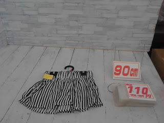 中古品　子供服　９０ｃｍ　ホワイト×ブラック　ストライプ柄　スカート　１１０円