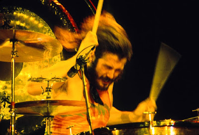 John “Bonzo” Bonham, batería de Led Zeppelin, tocando en directo