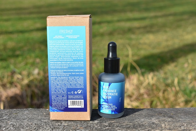 Blue Radiance Enzymatic Serum de FRESHLY COSMETICS