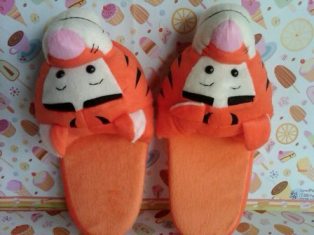 Boneka, Pernak-Pernik, Sandal slipper dewasa Piggy, pernak pernik lucu, pernak pernik unik, sandal boneka, Piggy, sandal lucu, sandal unik, sandal bagus, sandal keren, winnie the pooh