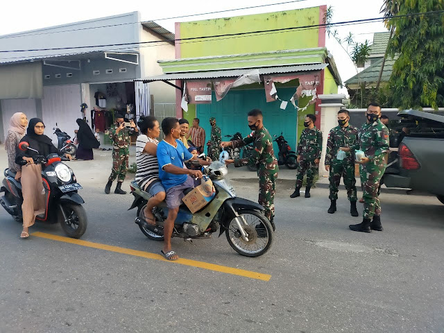 Satgas Yonif 734 Pos Kout Bagikan Takjil Buka Puasa di Kairatu