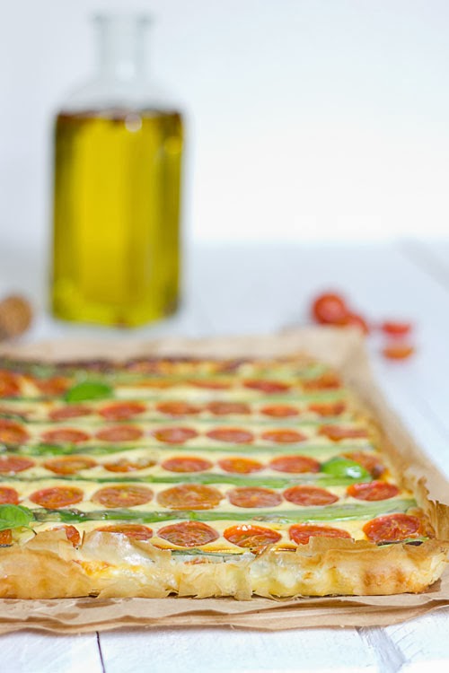 Tarta de queso riccotta, espárragos y tomates