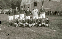 Selección de ESPAÑA. Temporada 1920-21. Sancho, Eguiazábal, Vallana, Samitier, Zamora y Arrate; Moncho Gil, Sesúmaga, Patricio, Pichichi y Acedo. SELECCIÓN DE DINAMARCA 0 SELECCIÓN DE ESPAÑA 1. 28/08/1920. VII Juegos Olímpicos de Amberes, primera fase. Bruselas, Bélgica, estadio La Butte, del Union Saint-Gilloise. GOLES: 0-1: 54’, Patricio. La foto es de un entrenamiento anterior al partido, celebrado en el campo de Atocha en San Sebastián