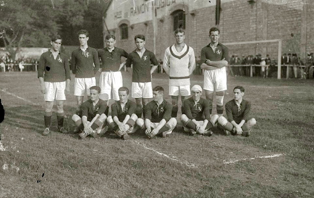 📸Selección de ESPAÑA 📆Temporada 1920-21 ⬆️Sancho, Eguiazábal, Vallana, Samitier, Zamora y Arrate. ⬇️Moncho Gil, Sesúmaga, Patricio, Pichichi y Acedo. 🖊️La foto es de un entrenamiento anterior al partido, celebrado en el campo de Atocha en San Sebastián. SELECCIÓN DE DINAMARCA 0 🆚 SELECCIÓN DE ESPAÑA 1 Sábado 28/08/1920, 14:30 horas. VII Juegos Olímpicos de Amberes, primera fase. Bruselas, Bélgica, estadio La Butte, del Union Saint-Gilloise. GOLES: ⚽0-1: 54’, Patricio Arabolaza.