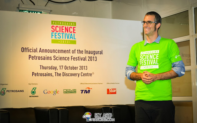 Dr. Graham Walker from Canberra demonstrated how a simple chemical reaction can create popping fun within seconds.