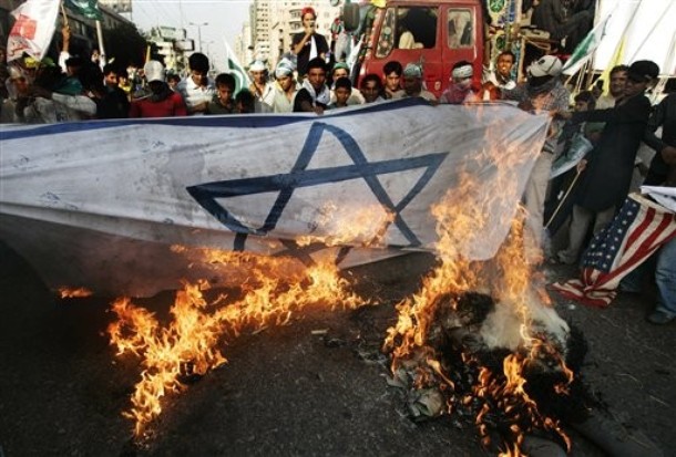 Pakistanis burn an Israeli