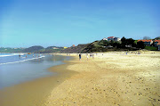 Nos acercamos caminando por la playa hasta el espigón. (playa el rosal en san vicente de la barquera )