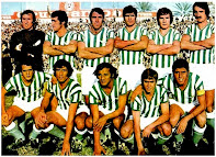 REAL BETIS BALOMPIÉ - Sevilla, España - Temporada 1974-75 - Esnaola, Bizcocho, Sabaté, Biosca, López y Cobo; Del Pozo, Alabanda, Mendieta, Cardeñosa y Rogelio - REAL BETIS BALOMPIÉ 1 (Biosca), F. C. BARCELONA 0 - 08/12/1974 - Liga de 1ª División, jornada 11 - Sevilla, estadio Benito Villamarín - 9º clasificado en la Liga, con Ferenc Szusza de entrenador