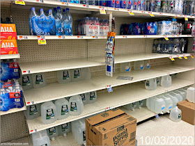 Supermercado de Massachusetts con Estanterías Medio Vacías de Agua durante la Emergencia del Coronavirus