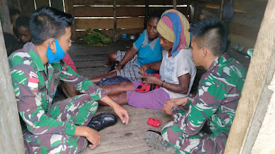 Prajurit Satgas Pamtas Yonif 312/KH Kompak bersama Warga Membuat Noken Di Perbatasan Papua   