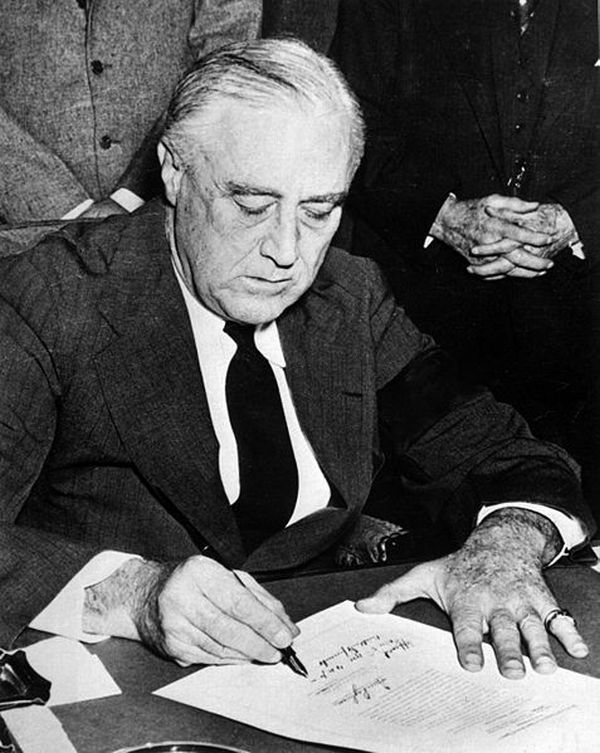Franklin Roosevelt firmando la declaración de guerra contra Japón.