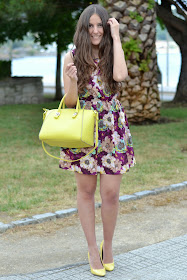 vestido violeta con bolso y zapatos amarillos