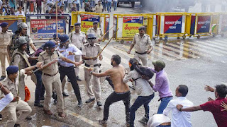 lathicharge-in-patna-on-teacher-candidate