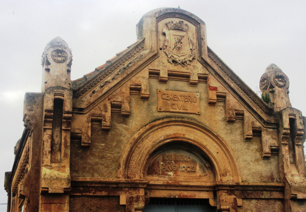 Puerta de acceso al cementerio civil de Gijón (archivo del autor)