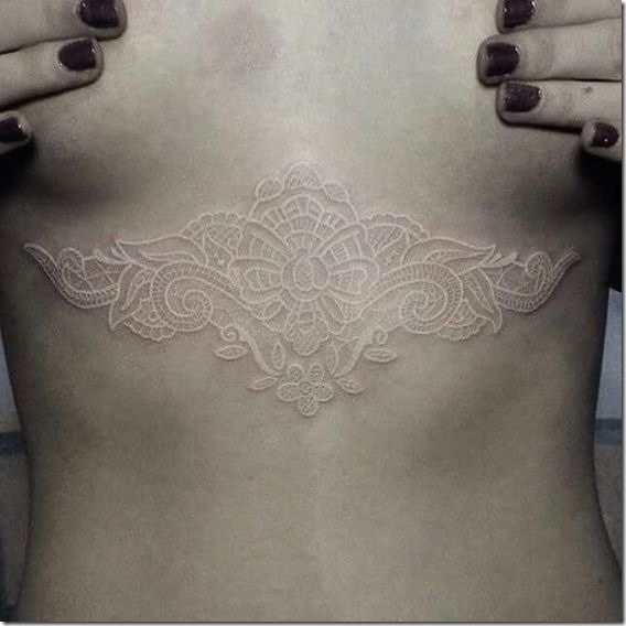 dentelle_conçu_sternum_tatouage